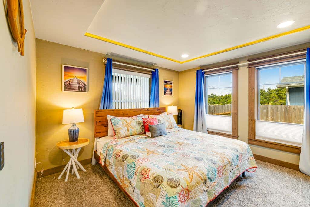 Luxurious home with 3 suites, 3 fireplaces, game room & hot tub - walk to beach