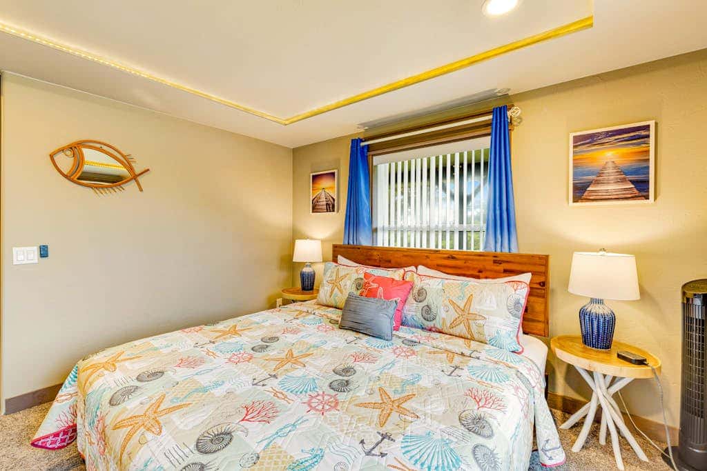 Luxurious home with 3 suites, 3 fireplaces, game room & hot tub - walk to beach
