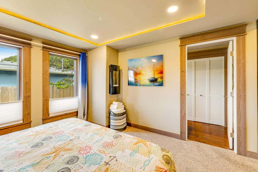 Luxurious home with 3 suites, 3 fireplaces, game room & hot tub - walk to beach