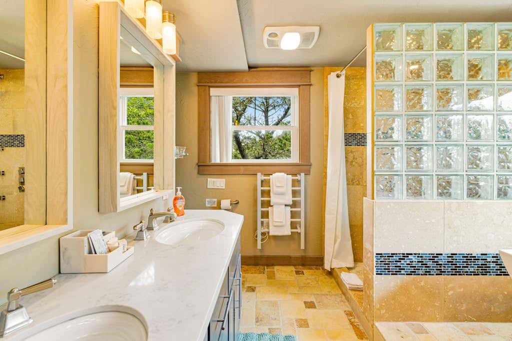Luxurious home with 3 suites, 3 fireplaces, game room & hot tub - walk to beach