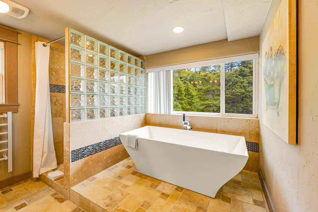 Luxurious home with 3 suites, 3 fireplaces, game room & hot tub - walk to beach