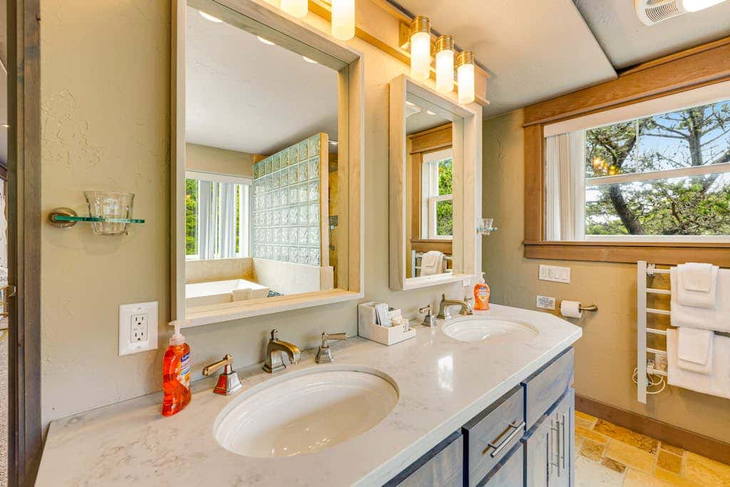 Luxurious home with 3 suites, 3 fireplaces, game room & hot tub - walk to beach