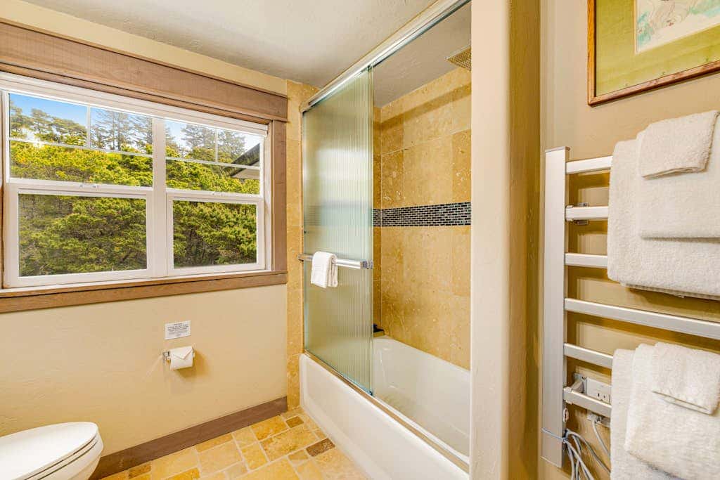 Luxurious home with 3 suites, 3 fireplaces, game room & hot tub - walk to beach