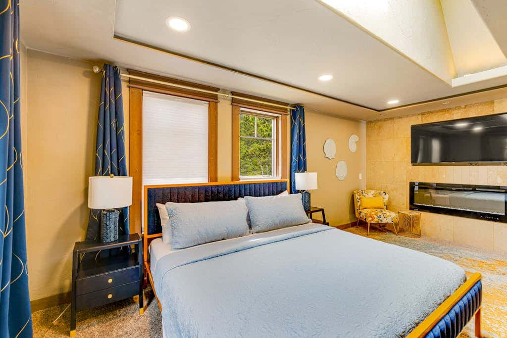 Luxurious home with 3 suites, 3 fireplaces, game room & hot tub - walk to beach