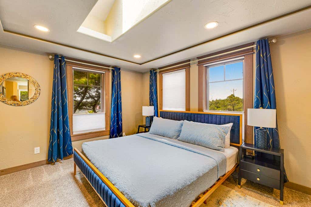 Luxurious home with 3 suites, 3 fireplaces, game room & hot tub - walk to beach
