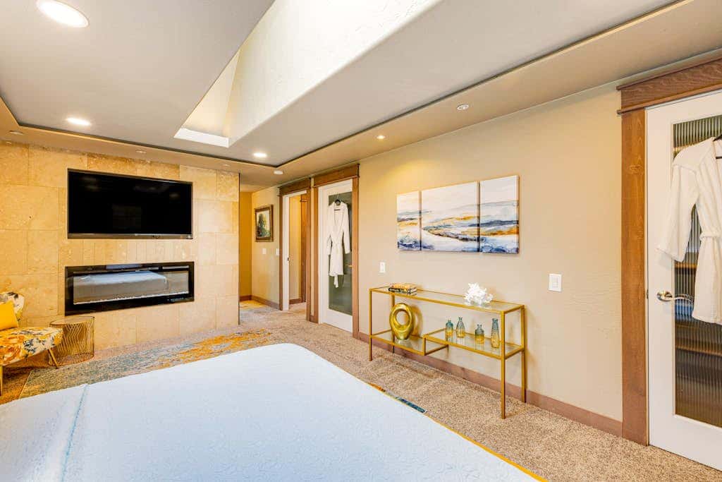 Luxurious home with 3 suites, 3 fireplaces, game room & hot tub - walk to beach