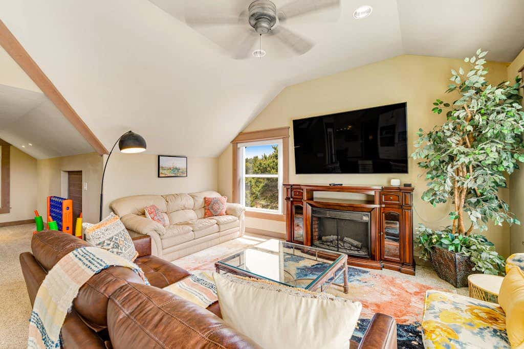 Luxurious home with 3 suites, 3 fireplaces, game room & hot tub - walk to beach