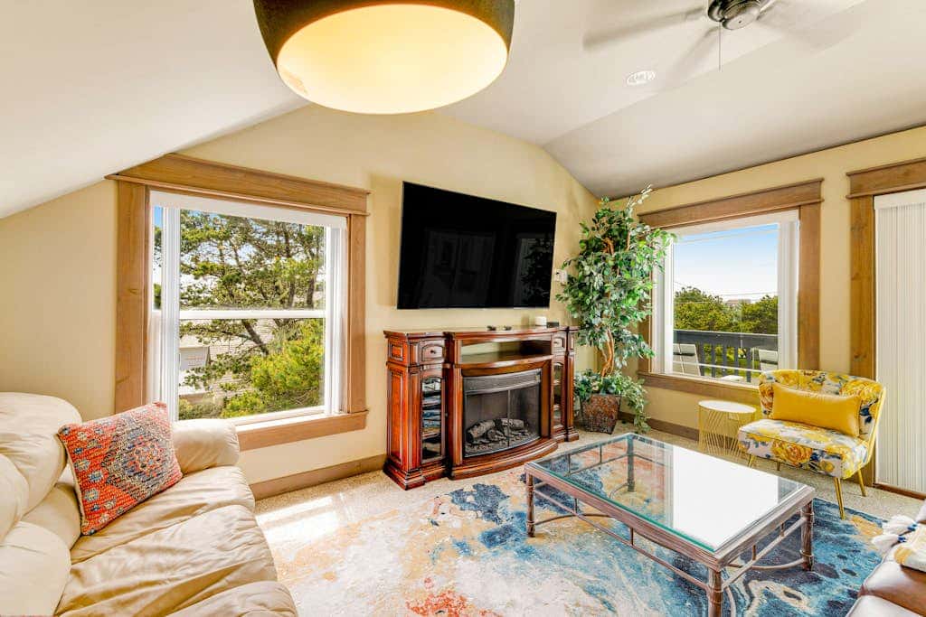 Luxurious home with 3 suites, 3 fireplaces, game room & hot tub - walk to beach