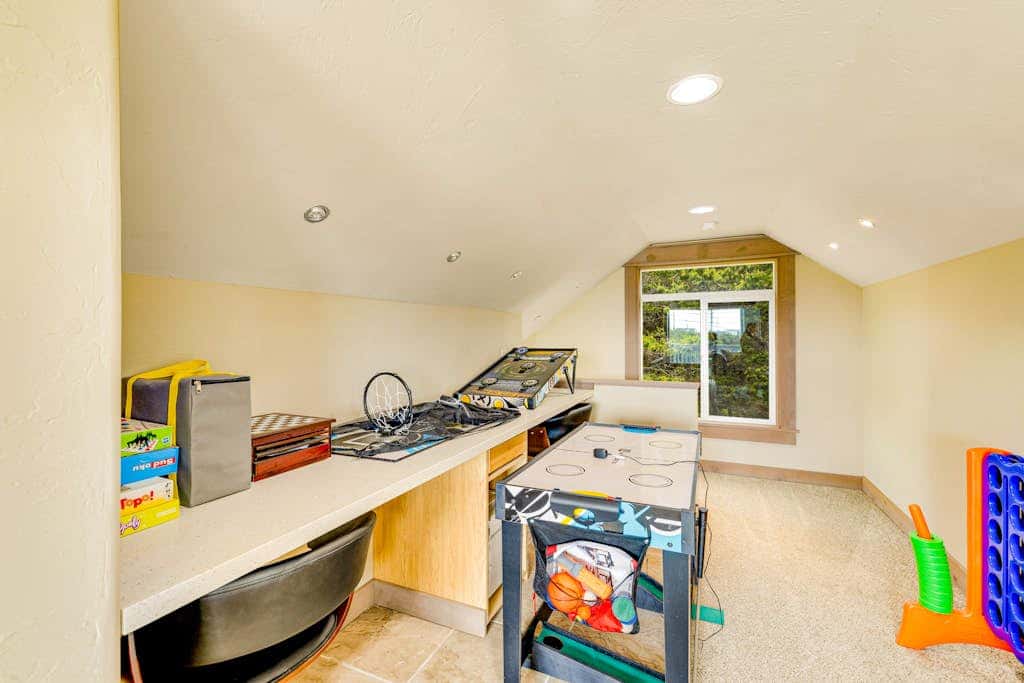 Luxurious home with 3 suites, 3 fireplaces, game room & hot tub - walk to beach