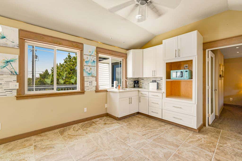 Luxurious home with 3 suites, 3 fireplaces, game room & hot tub - walk to beach