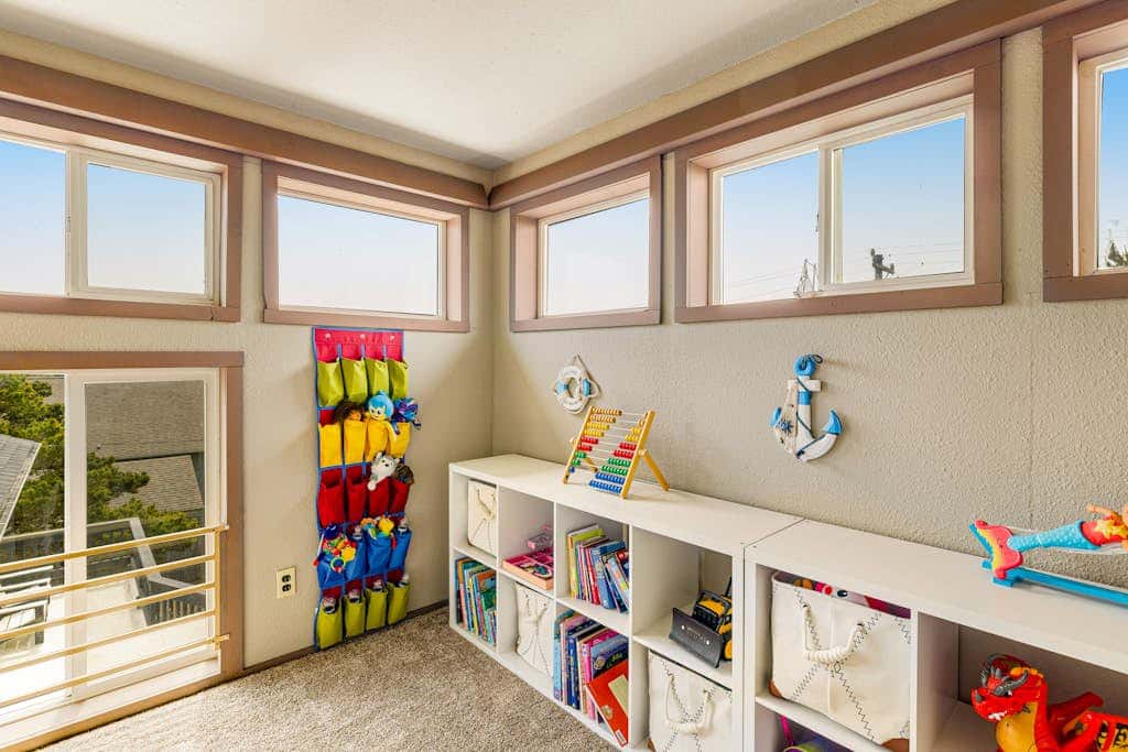 Luxurious home with 3 suites, 3 fireplaces, game room & hot tub - walk to beach