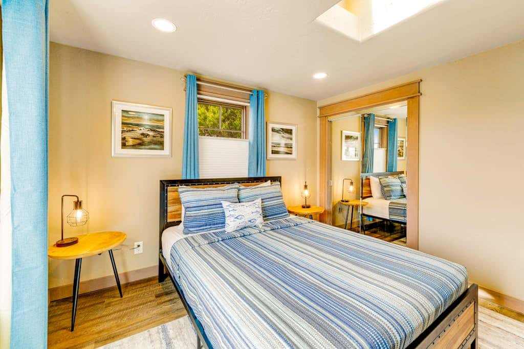 Luxurious home with 3 suites, 3 fireplaces, game room & hot tub - walk to beach