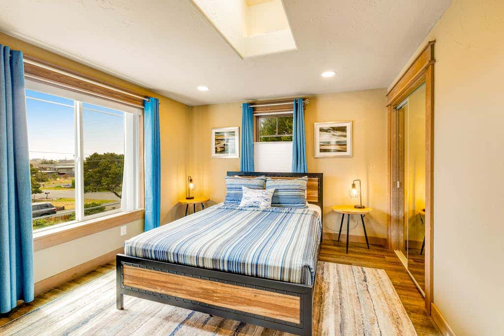 Luxurious home with 3 suites, 3 fireplaces, game room & hot tub - walk to beach