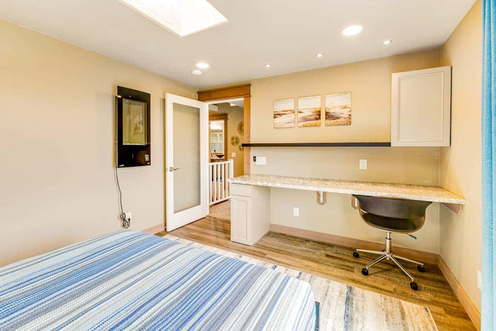 Luxurious home with 3 suites, 3 fireplaces, game room & hot tub - walk to beach