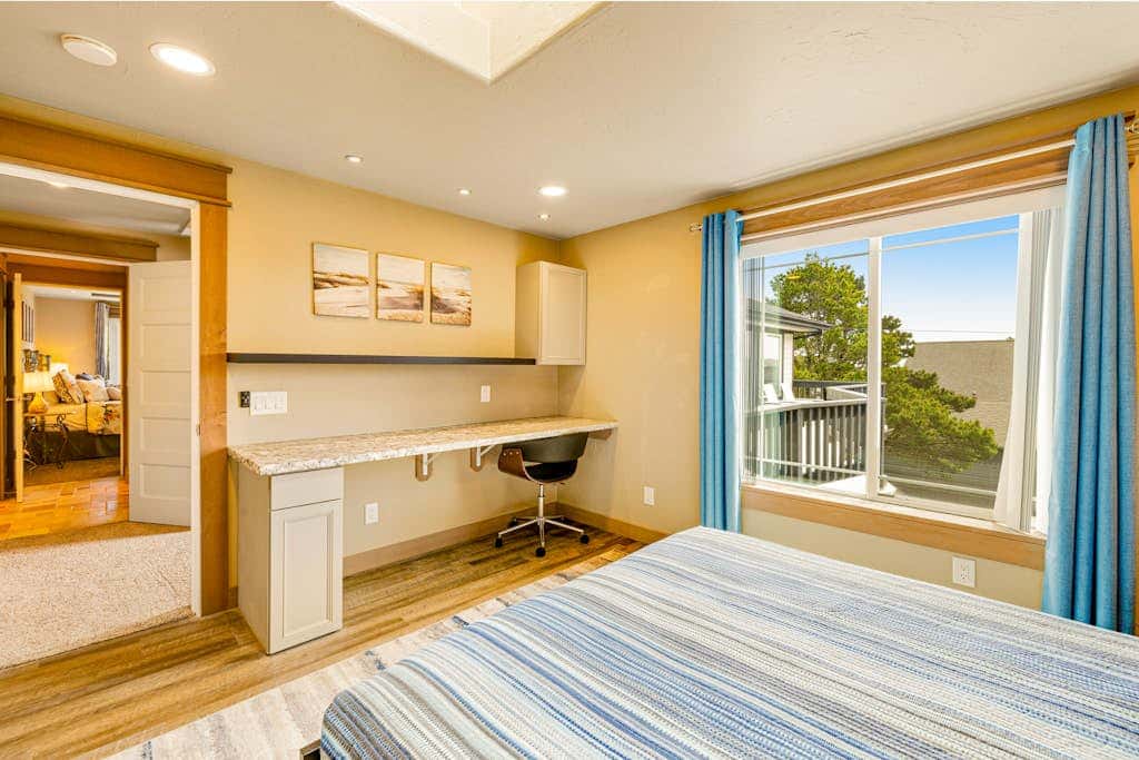 Luxurious home with 3 suites, 3 fireplaces, game room & hot tub - walk to beach