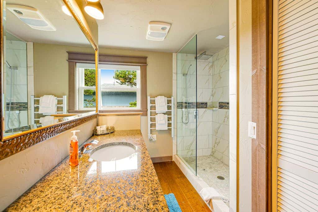 Luxurious home with 3 suites, 3 fireplaces, game room & hot tub - walk to beach