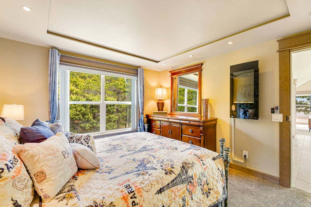 Luxurious home with 3 suites, 3 fireplaces, game room & hot tub - walk to beach