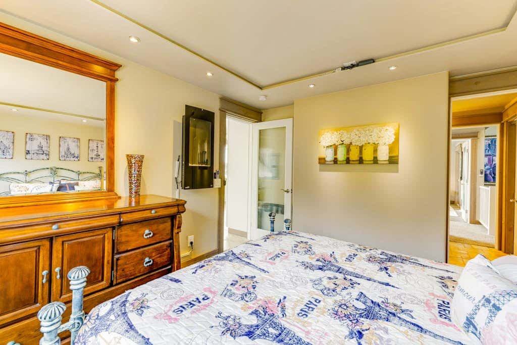 Luxurious home with 3 suites, 3 fireplaces, game room & hot tub - walk to beach