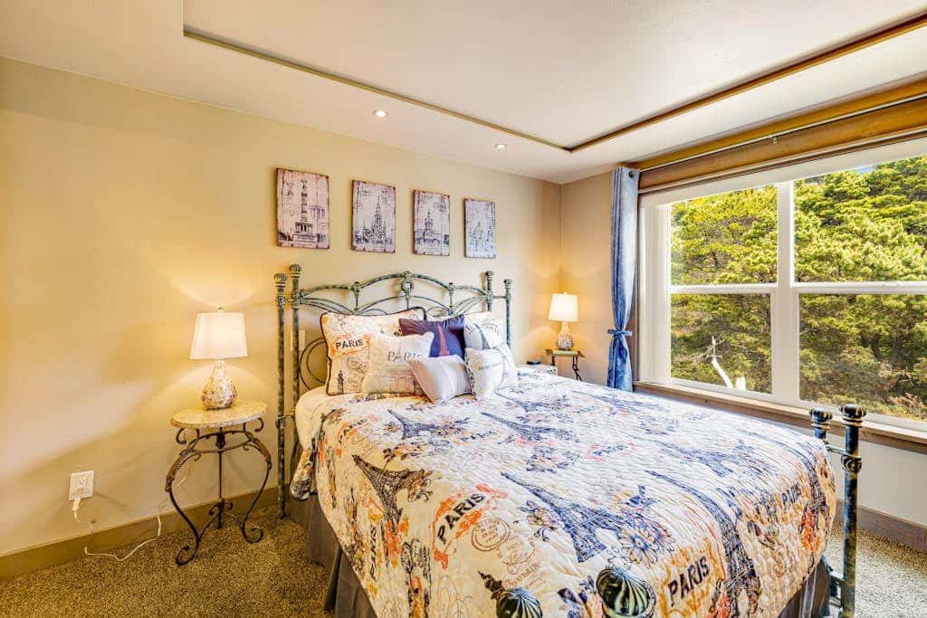 Luxurious home with 3 suites, 3 fireplaces, game room & hot tub - walk to beach
