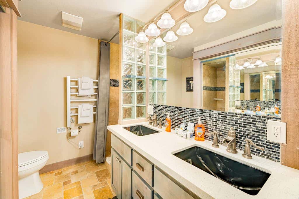Luxurious home with 3 suites, 3 fireplaces, game room & hot tub - walk to beach