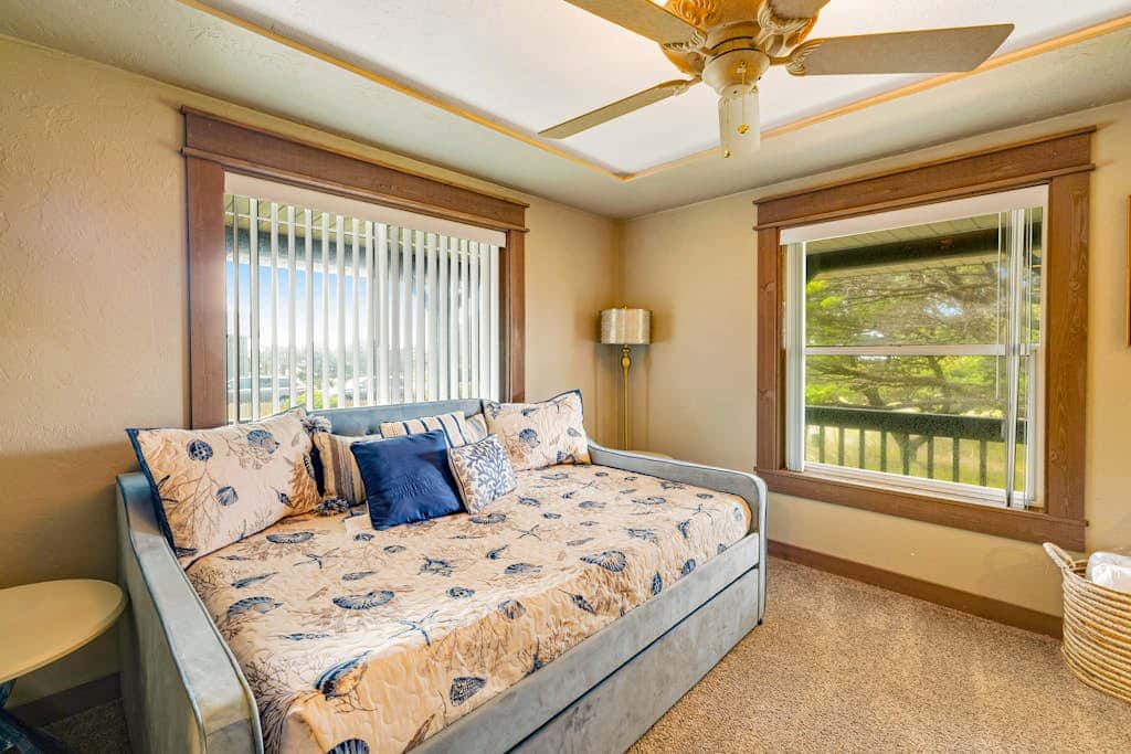 Luxurious home with 3 suites, 3 fireplaces, game room & hot tub - walk to beach