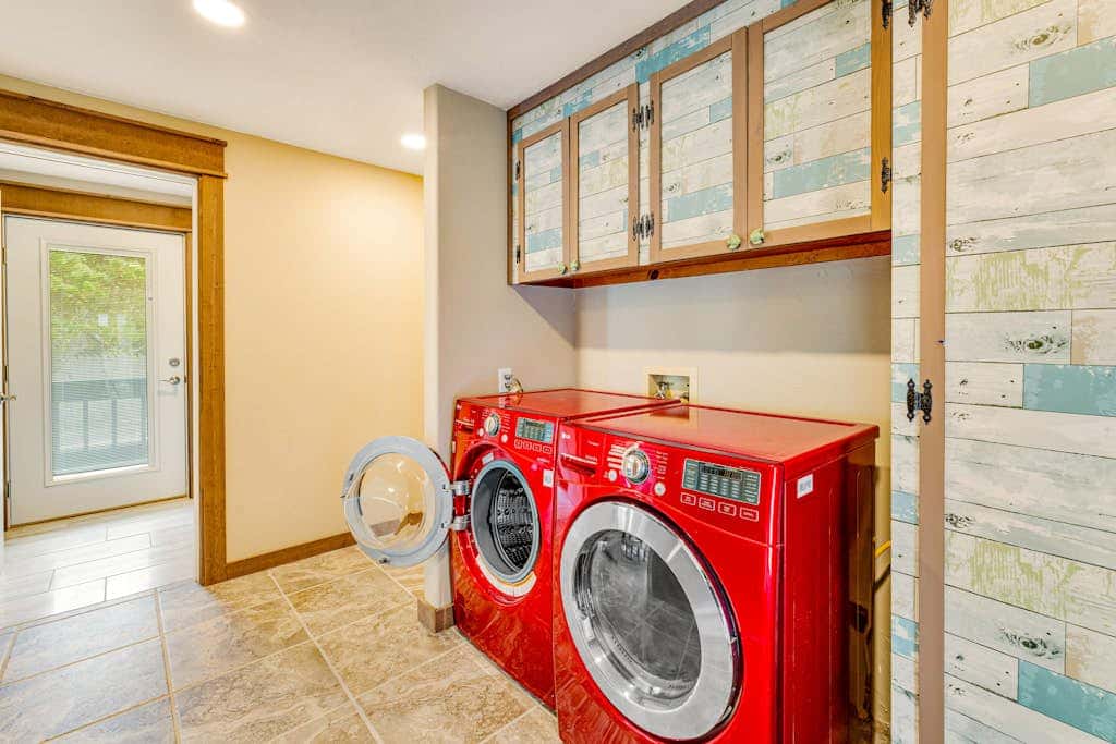 Luxurious home with 3 suites, 3 fireplaces, game room & hot tub - walk to beach