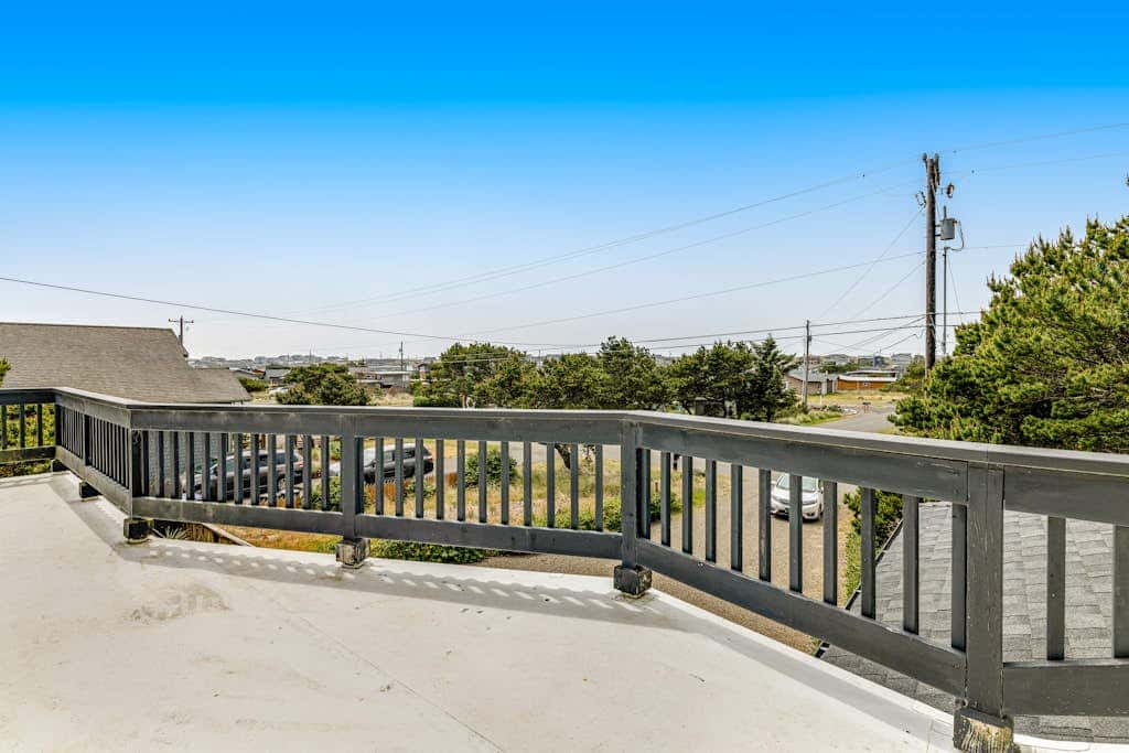 Luxurious home with 3 suites, 3 fireplaces, game room & hot tub - walk to beach