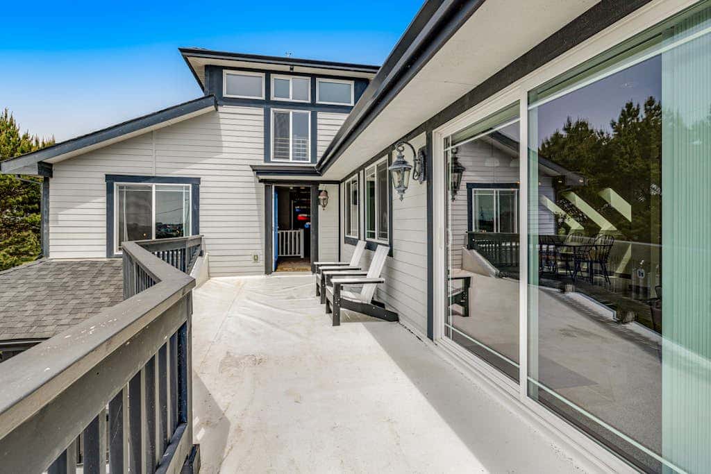 Luxurious home with 3 suites, 3 fireplaces, game room & hot tub - walk to beach