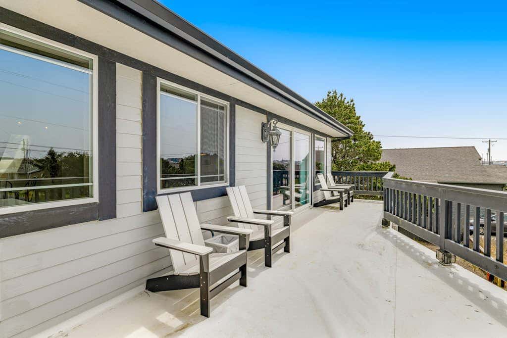 Luxurious home with 3 suites, 3 fireplaces, game room & hot tub - walk to beach