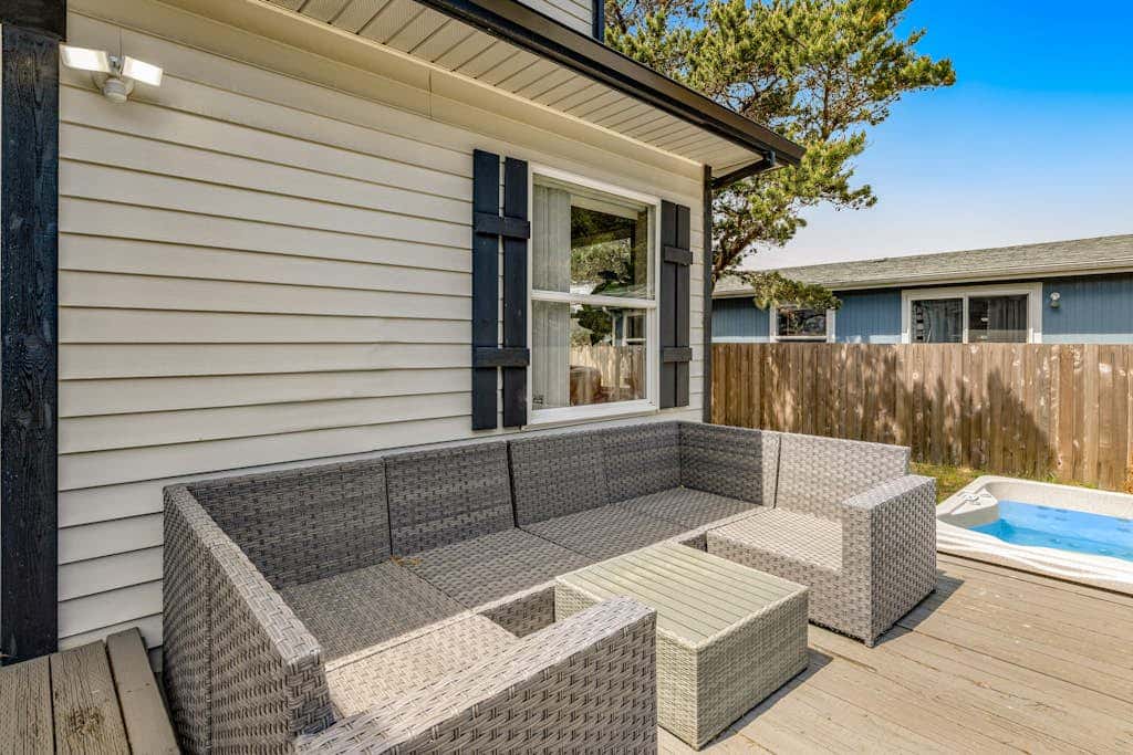 Luxurious home with 3 suites, 3 fireplaces, game room & hot tub - walk to beach