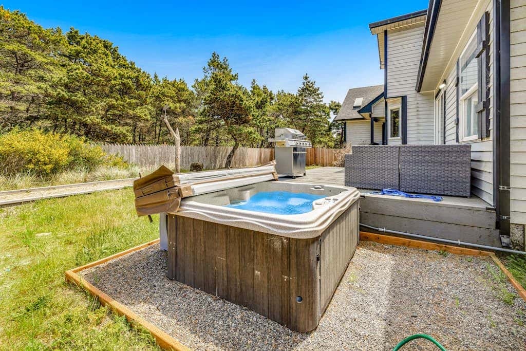 Luxurious home with 3 suites, 3 fireplaces, game room & hot tub - walk to beach