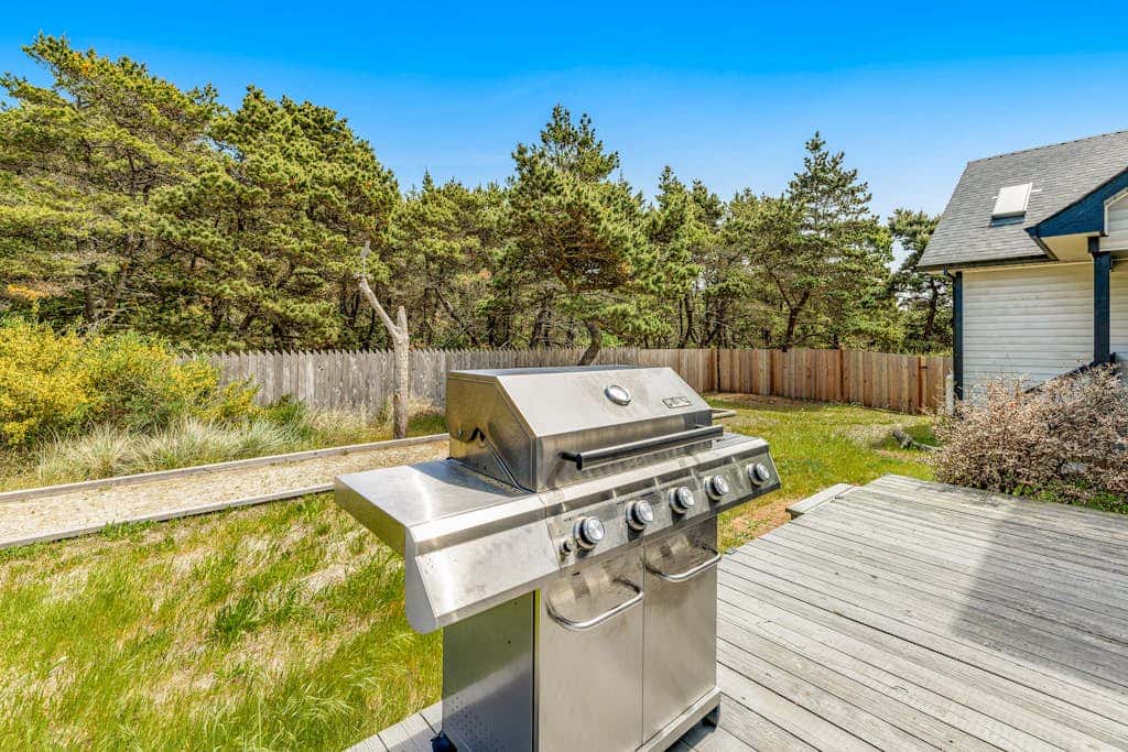 Luxurious home with 3 suites, 3 fireplaces, game room & hot tub - walk to beach