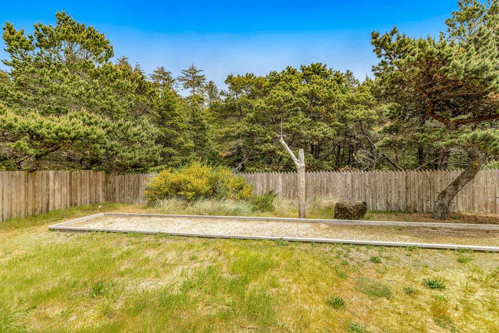 Luxurious home with 3 suites, 3 fireplaces, game room & hot tub - walk to beach