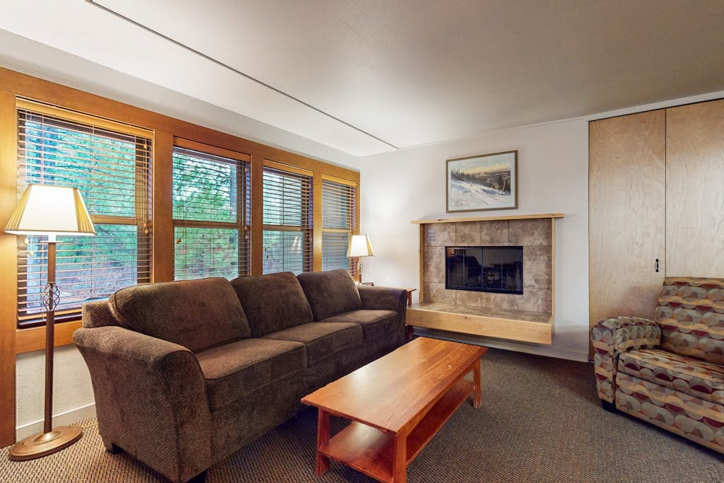 Studio condo with access to shared pools, hot tubs, close to Mt Bachelor