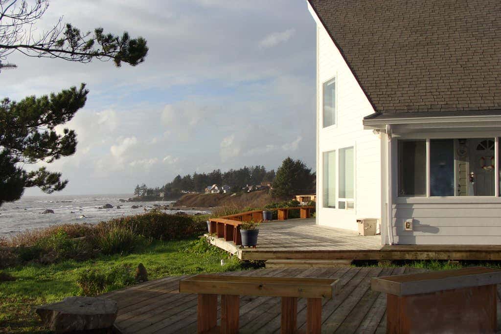 Oceanfront cottage with private hot tub & W&D- central locale near beach access