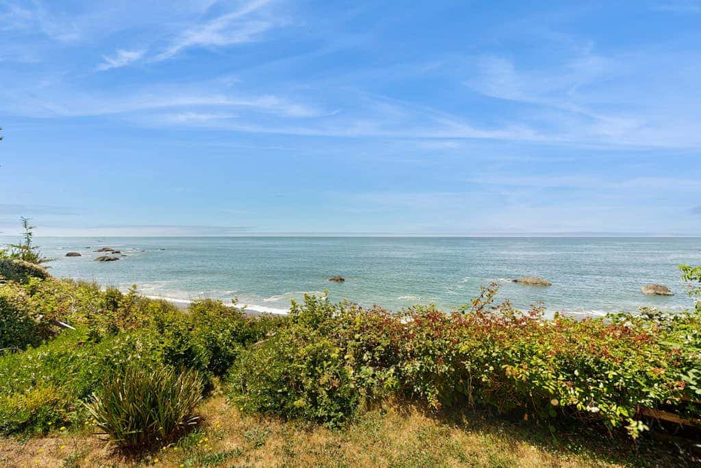 Oceanfront cottage with private hot tub & W&D- central locale near beach access