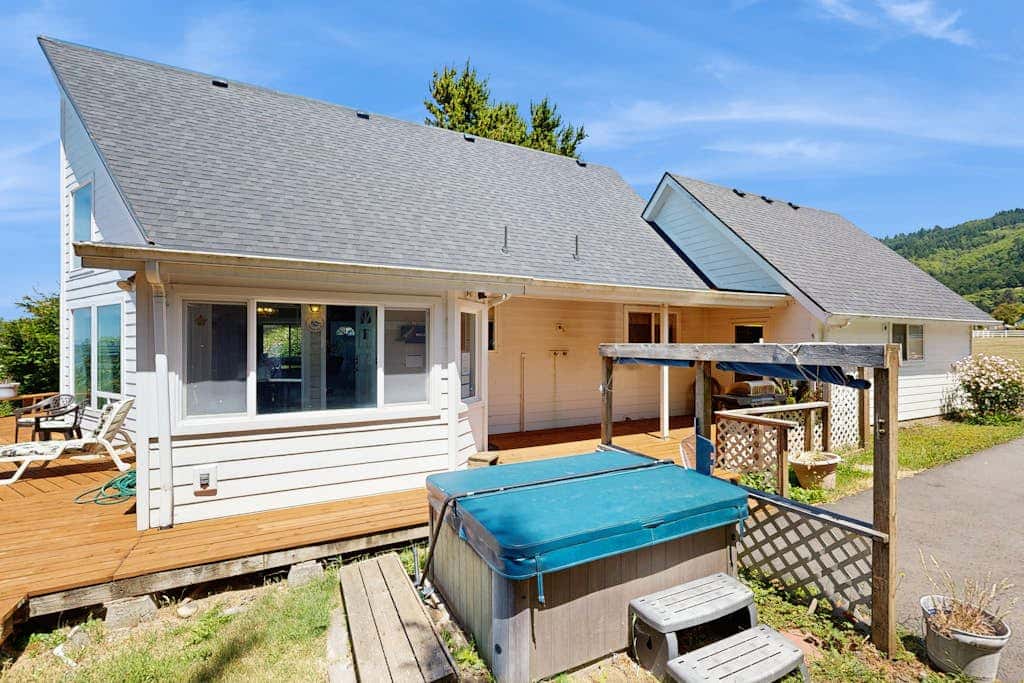 Oceanfront cottage with private hot tub & W&D- central locale near beach access