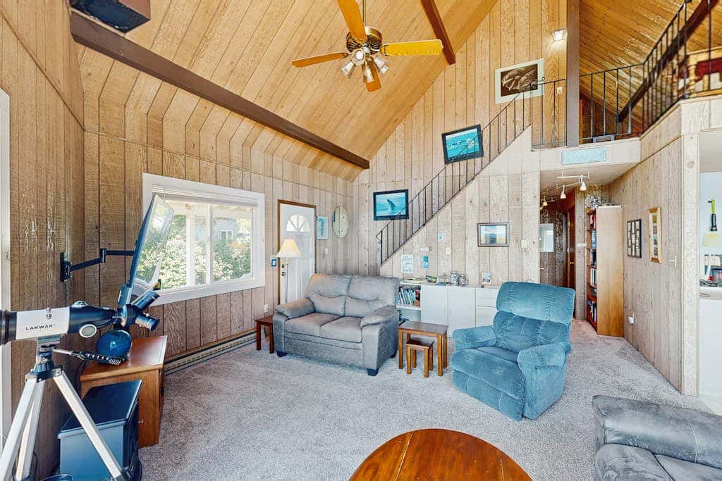 Oceanfront cottage with private hot tub & W&D- central locale near beach access