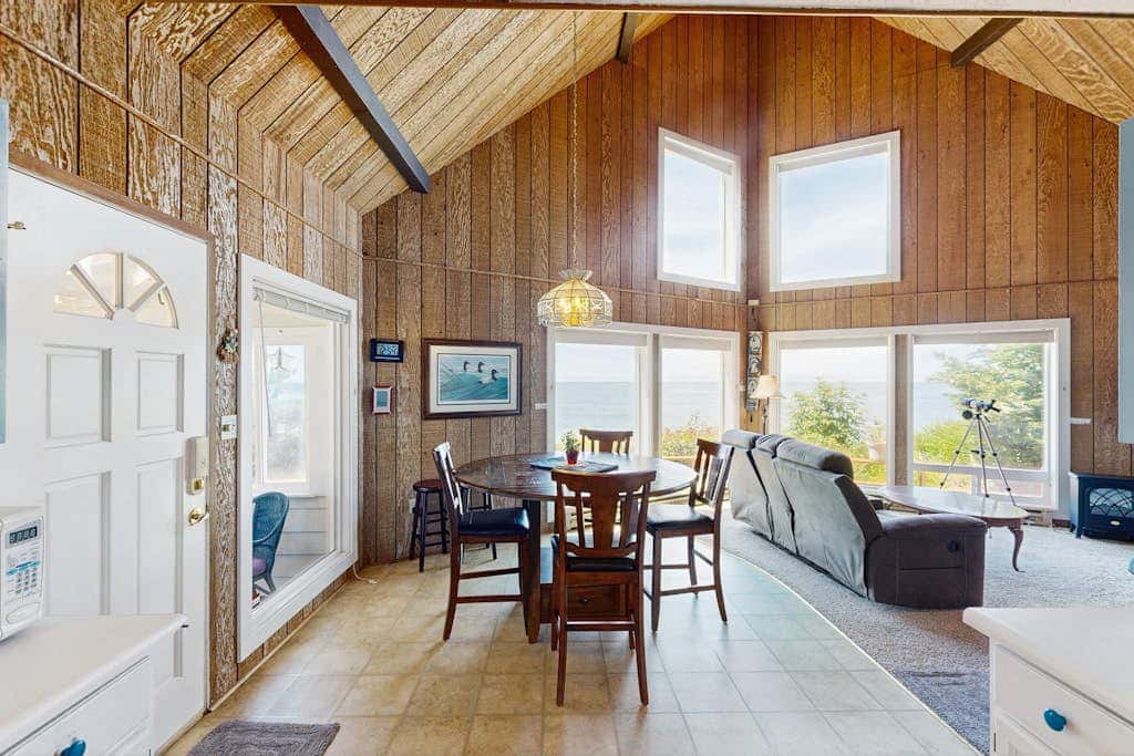 Oceanfront cottage with private hot tub & W&D- central locale near beach access