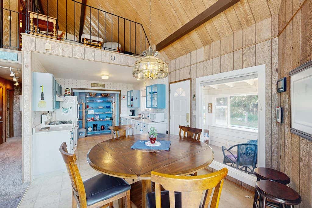 Oceanfront cottage with private hot tub & W&D- central locale near beach access