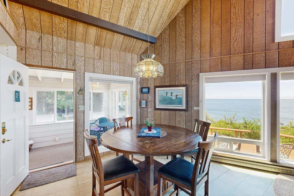 Oceanfront cottage with private hot tub & W&D- central locale near beach access