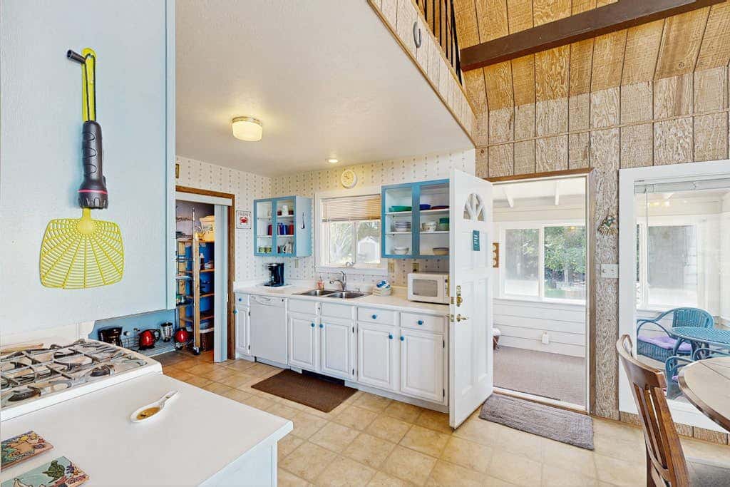 Oceanfront cottage with private hot tub & W&D- central locale near beach access