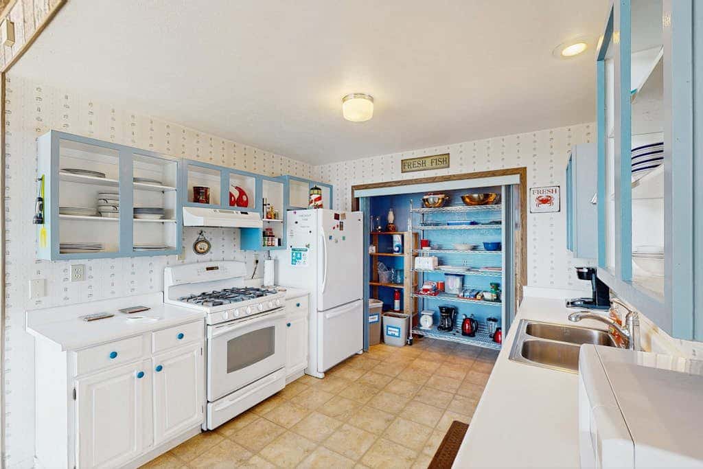 Oceanfront cottage with private hot tub & W&D- central locale near beach access