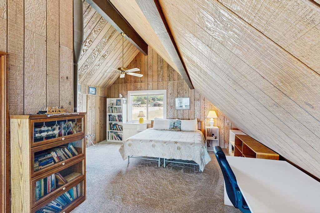 Oceanfront cottage with private hot tub & W&D- central locale near beach access