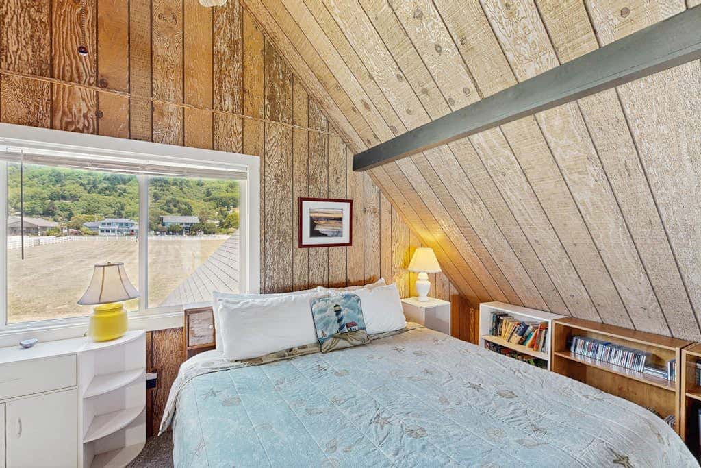 Oceanfront cottage with private hot tub & W&D- central locale near beach access