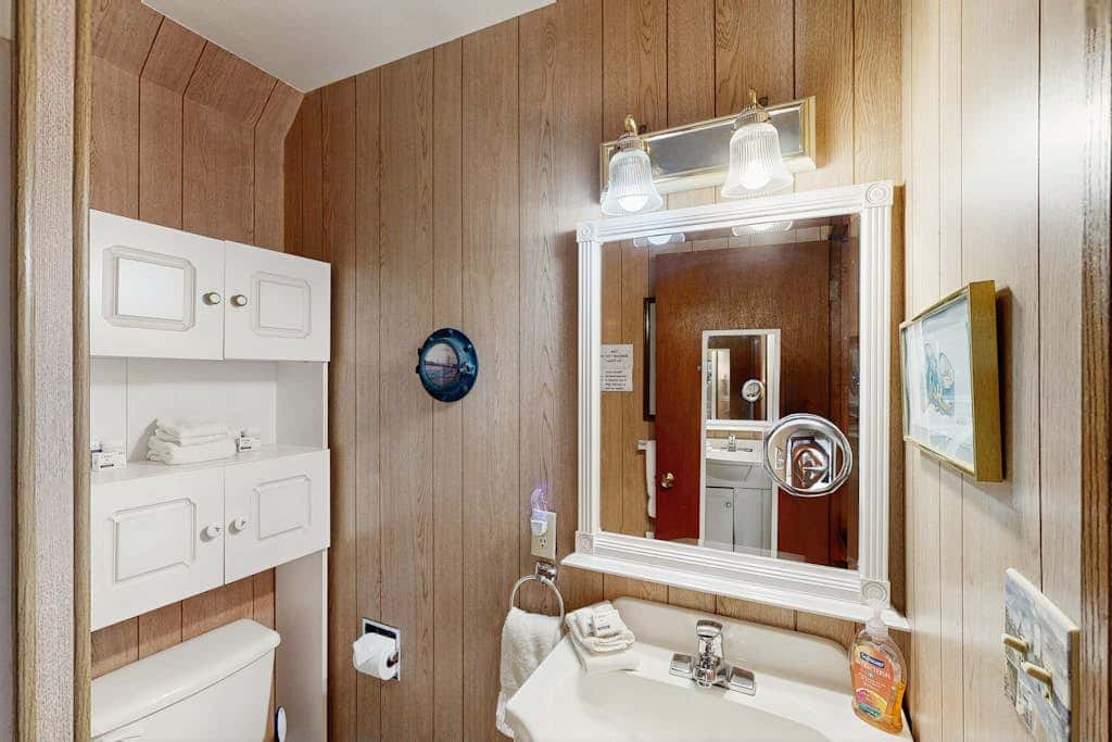 Oceanfront cottage with private hot tub & W&D- central locale near beach access