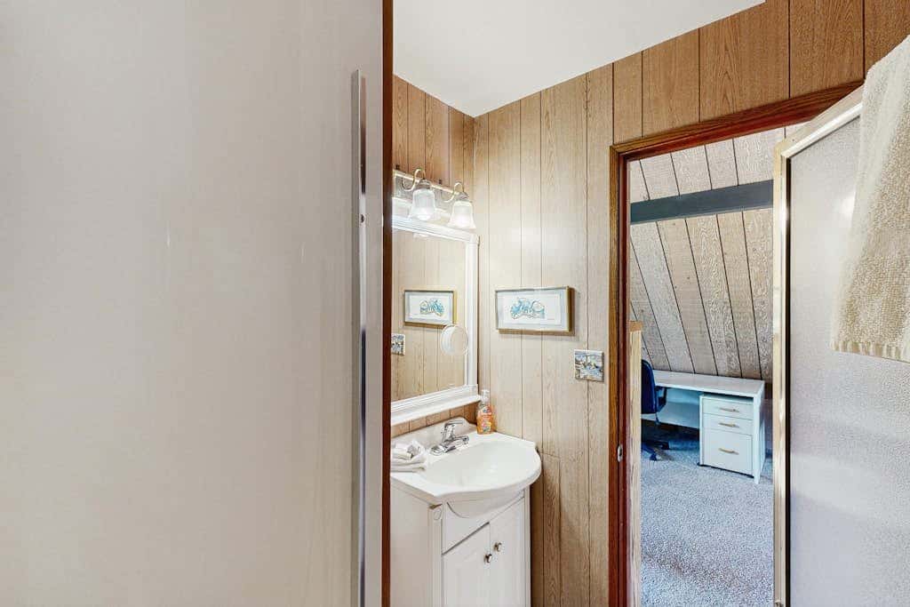 Oceanfront cottage with private hot tub & W&D- central locale near beach access