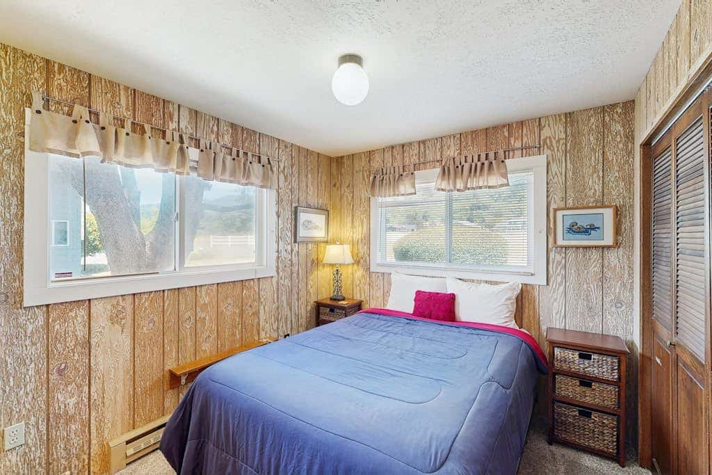 Oceanfront cottage with private hot tub & W&D- central locale near beach access