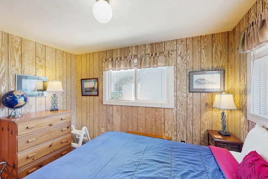 Oceanfront cottage with private hot tub & W&D- central locale near beach access