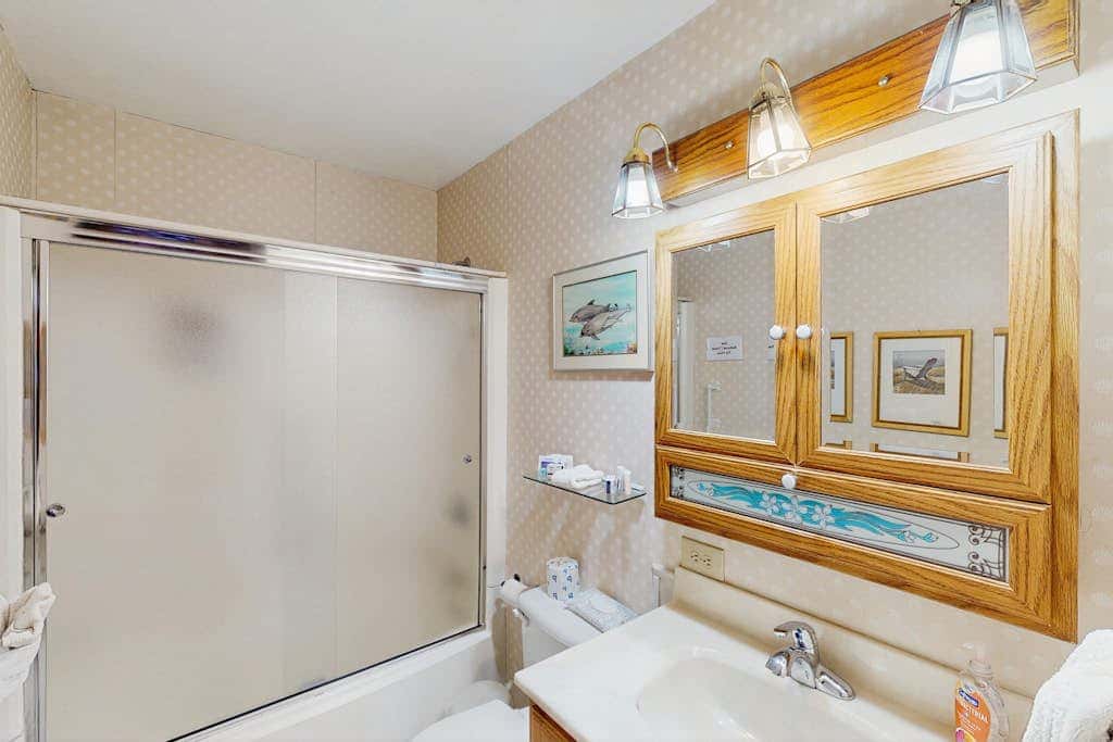 Oceanfront cottage with private hot tub & W&D- central locale near beach access